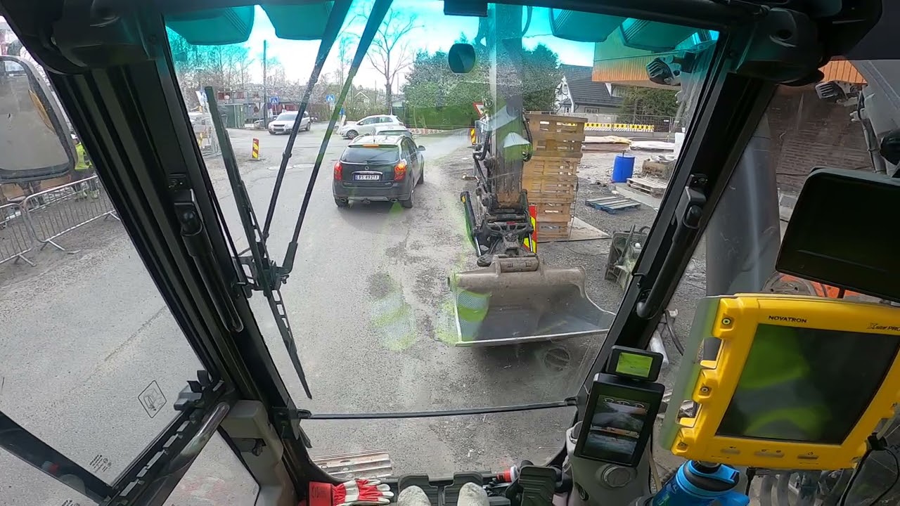 Volvo 235EL excavator with oilquick. Digging out diversion magazine part 2