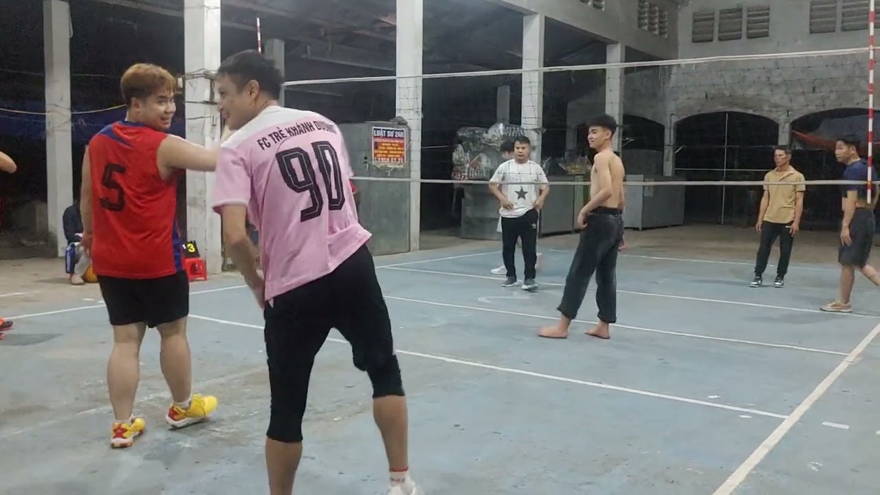 Các bóng thủ nam xóm 1 xuất quân. 