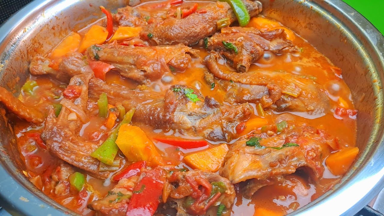 Секретное местное куриное рагу, которое сейчас все так хотят попробовать! 🐓 Один укус — и вы влюб...