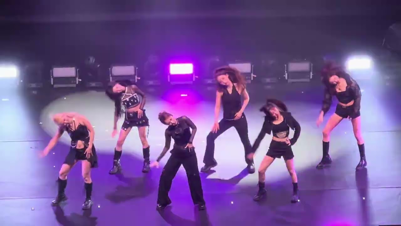 EVERGLOW LA DI DA Live In London