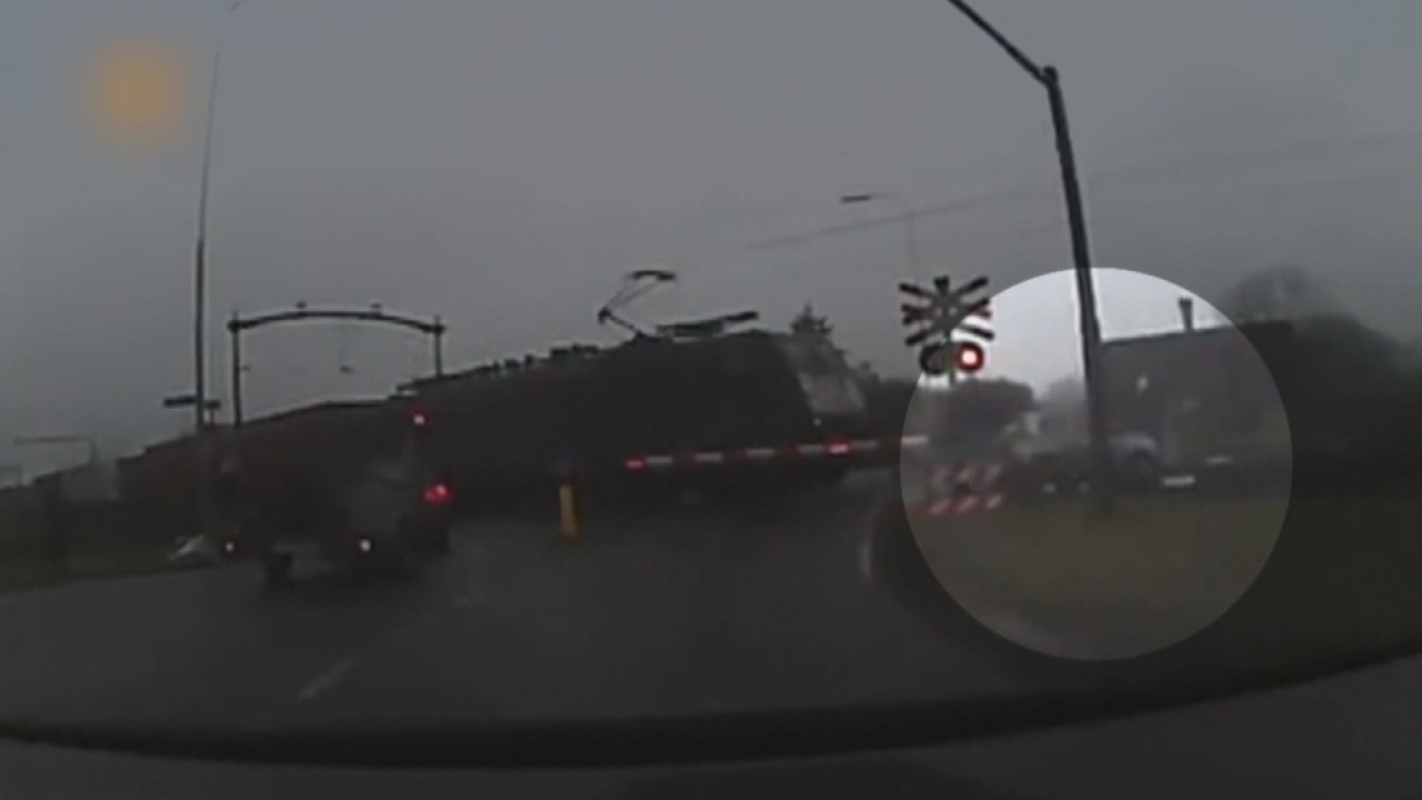 Dashcam: trein vermorzelt auto
