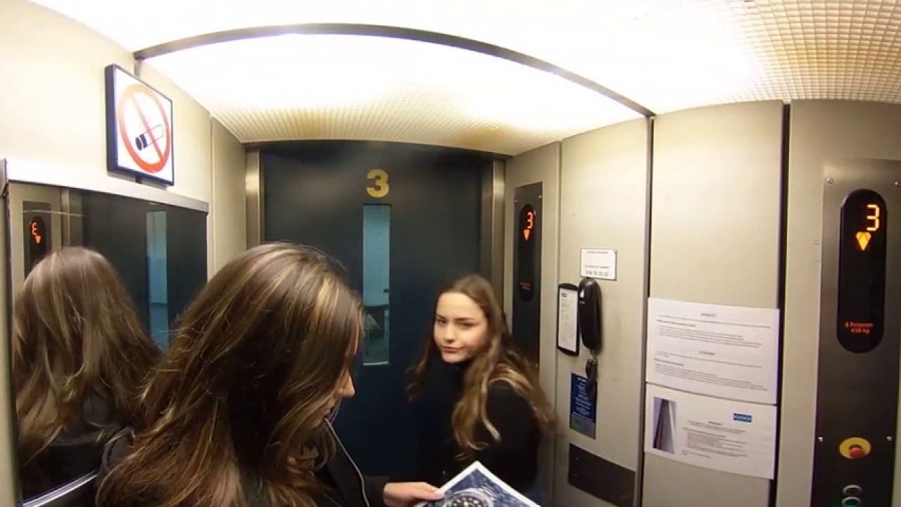 VR 360° - Claustrophobia - Old elevator moving doors - With people - lvl2
