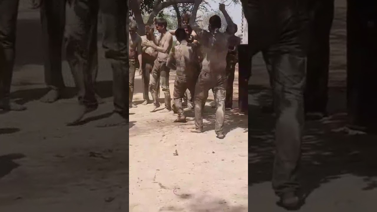 गांव की मिट्टी वाली होली मैं भाई ने कारी एंजॉय🫂