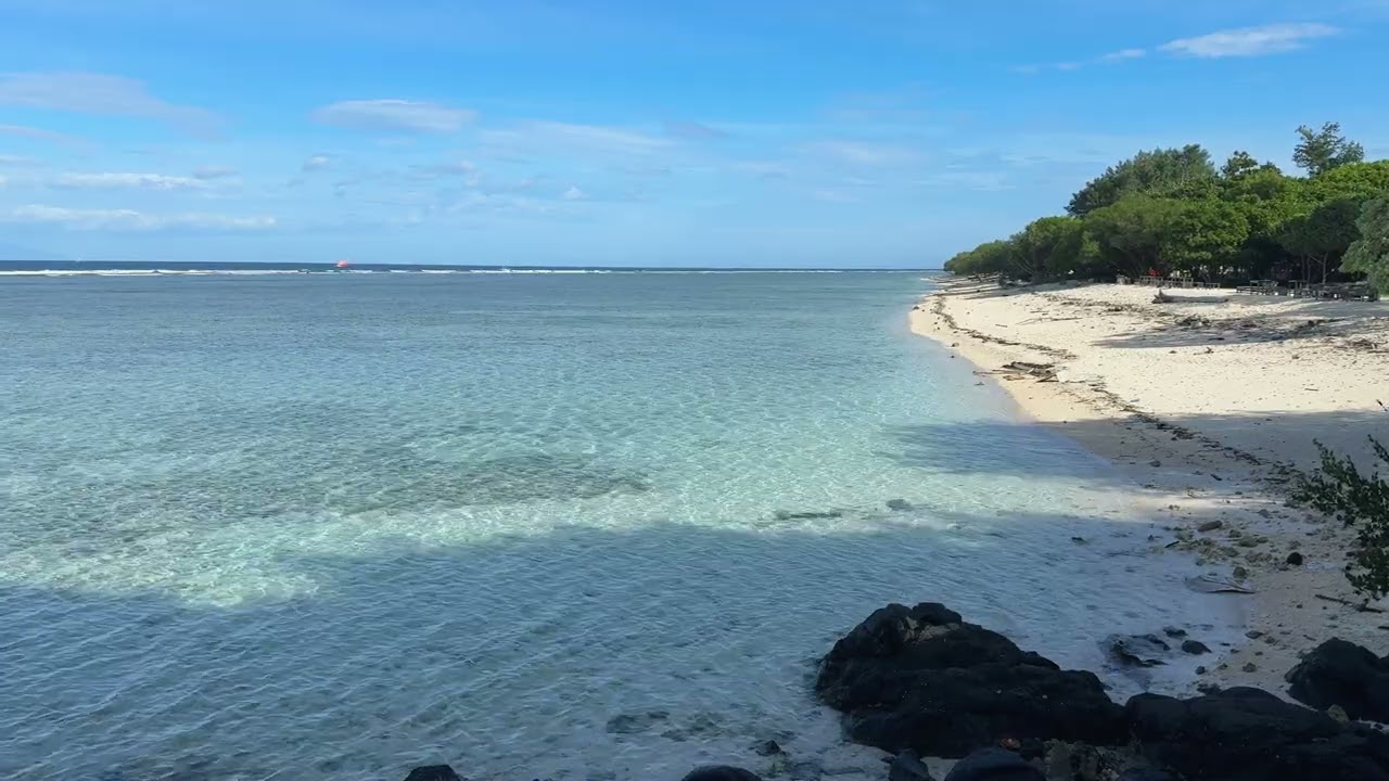 Tropical Beach Therapy In Gili Trawangan : Bluest Waters in Indonnesia