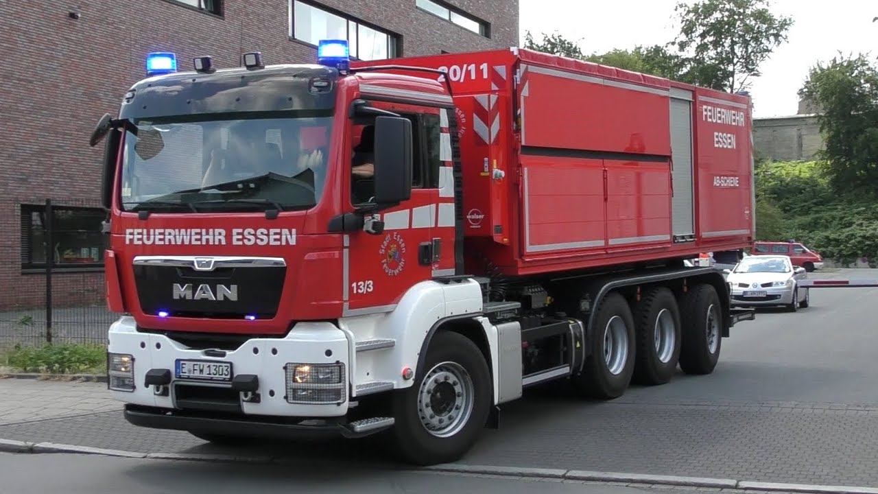 WLF AB-Schiene, Rüstzug und WAL der Feuerwehr Essen auf Einsatzfahrt