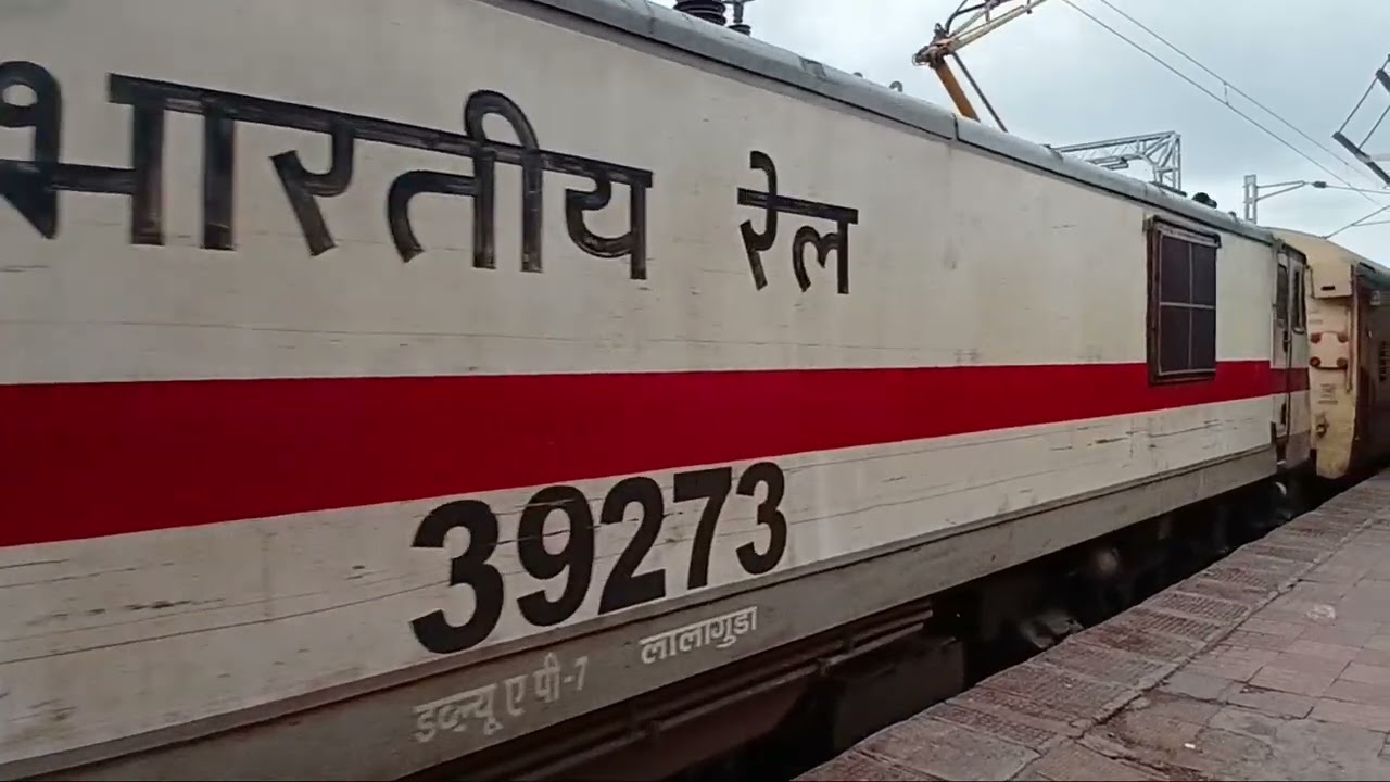 Hyderabad Purna express train arriving form parli vaijenath