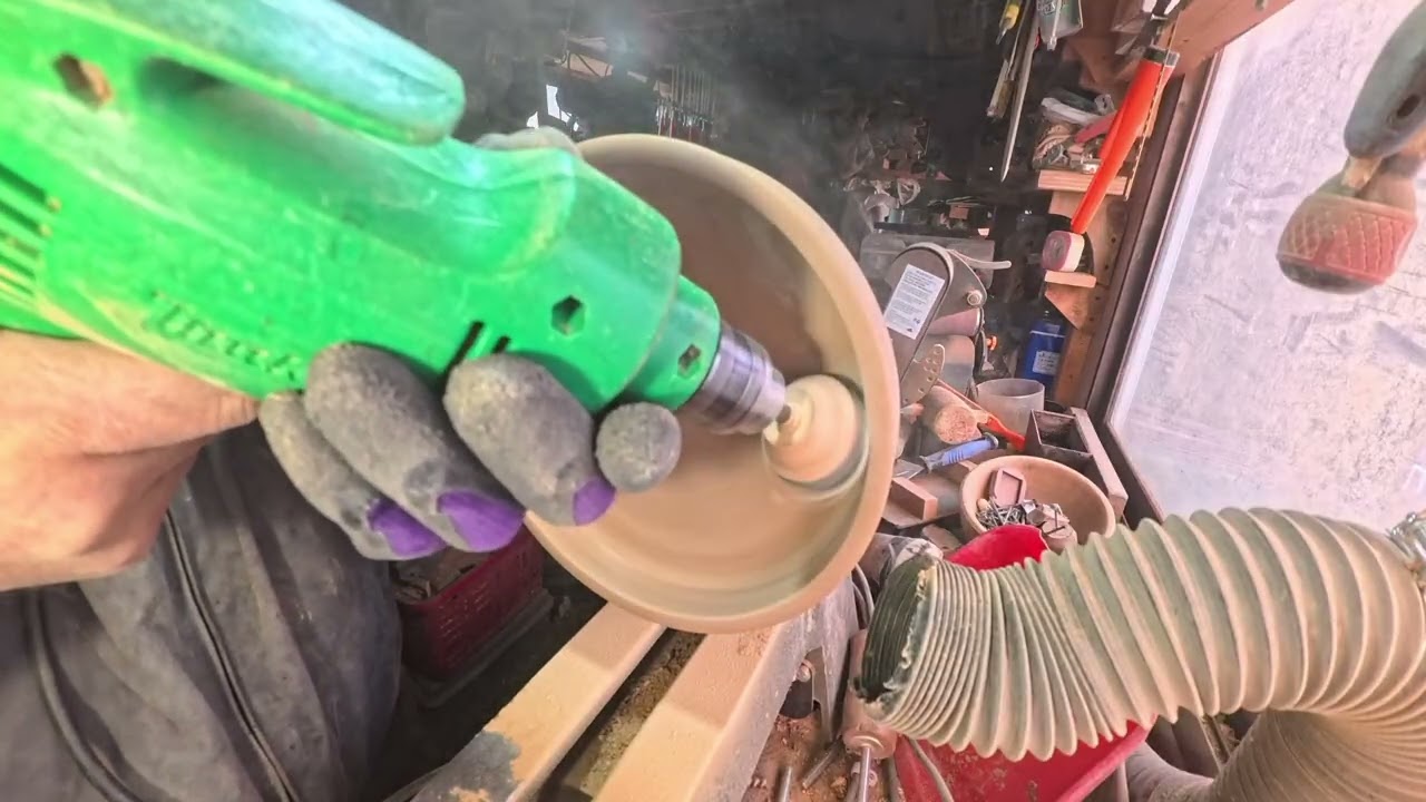 平成の栗材を削ります