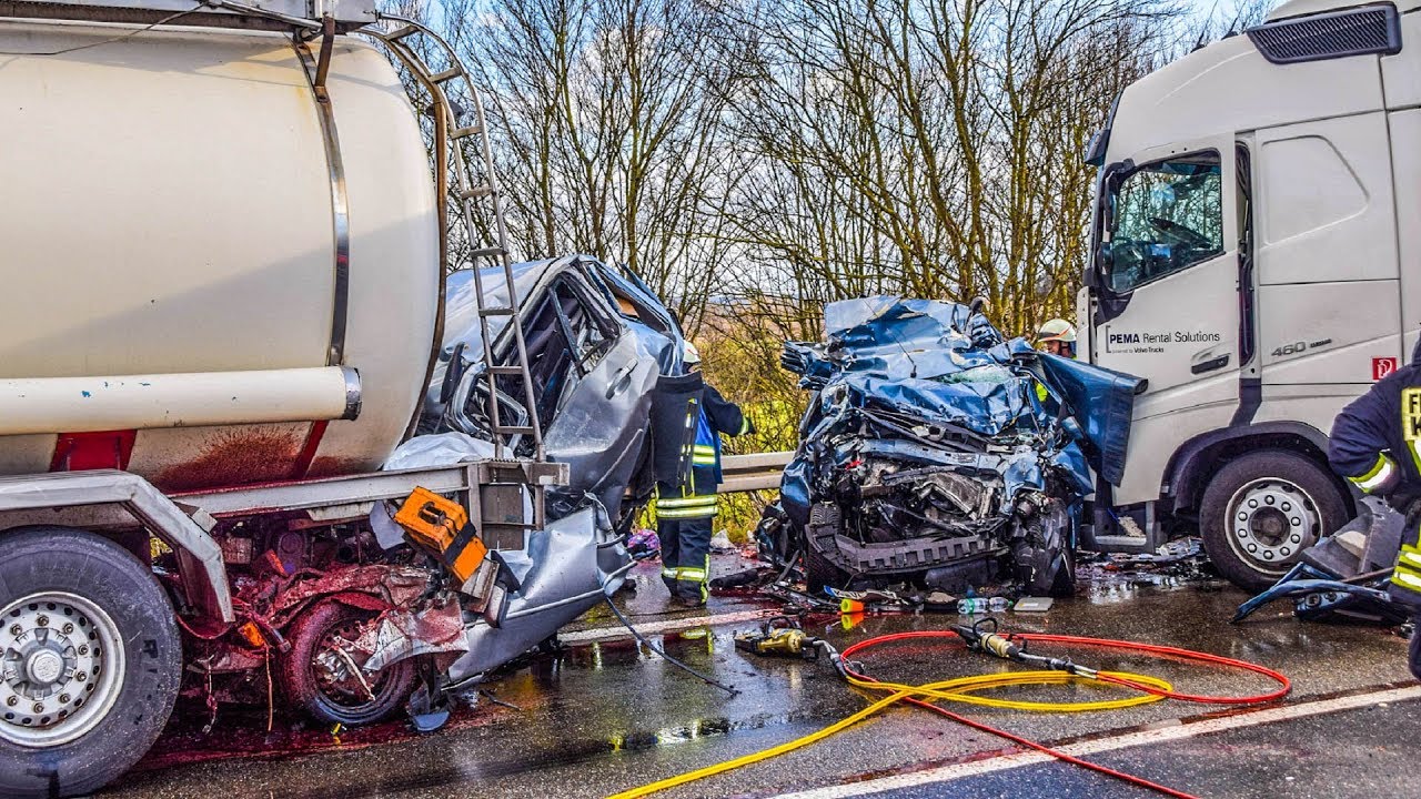 [V&Ouml;LLIGE ZERST&Ouml;RUNG: 4 TOTE bei HORRORCRASH] Sattelzug zerquetscht 2 PKW | FEUERWEHR gegen GAFFER