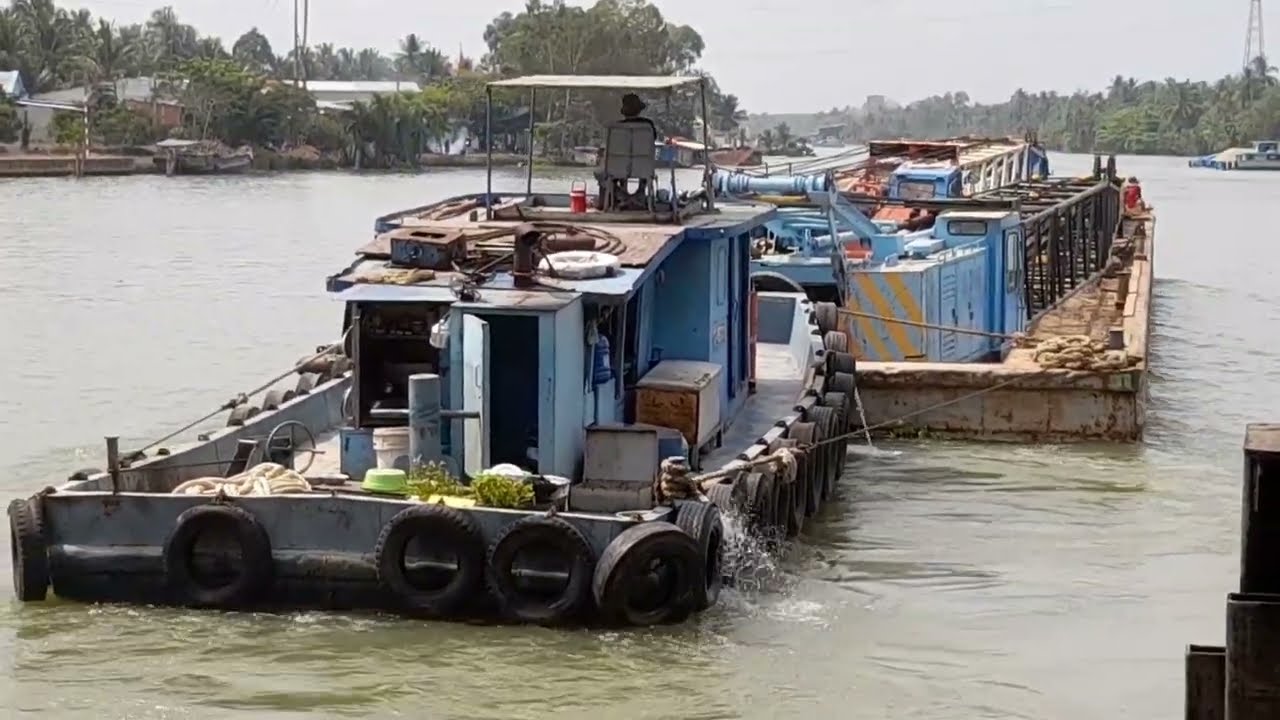 Phà chở cần cẩu lớn qua cống va chạm bê tông nguy hiểm quá