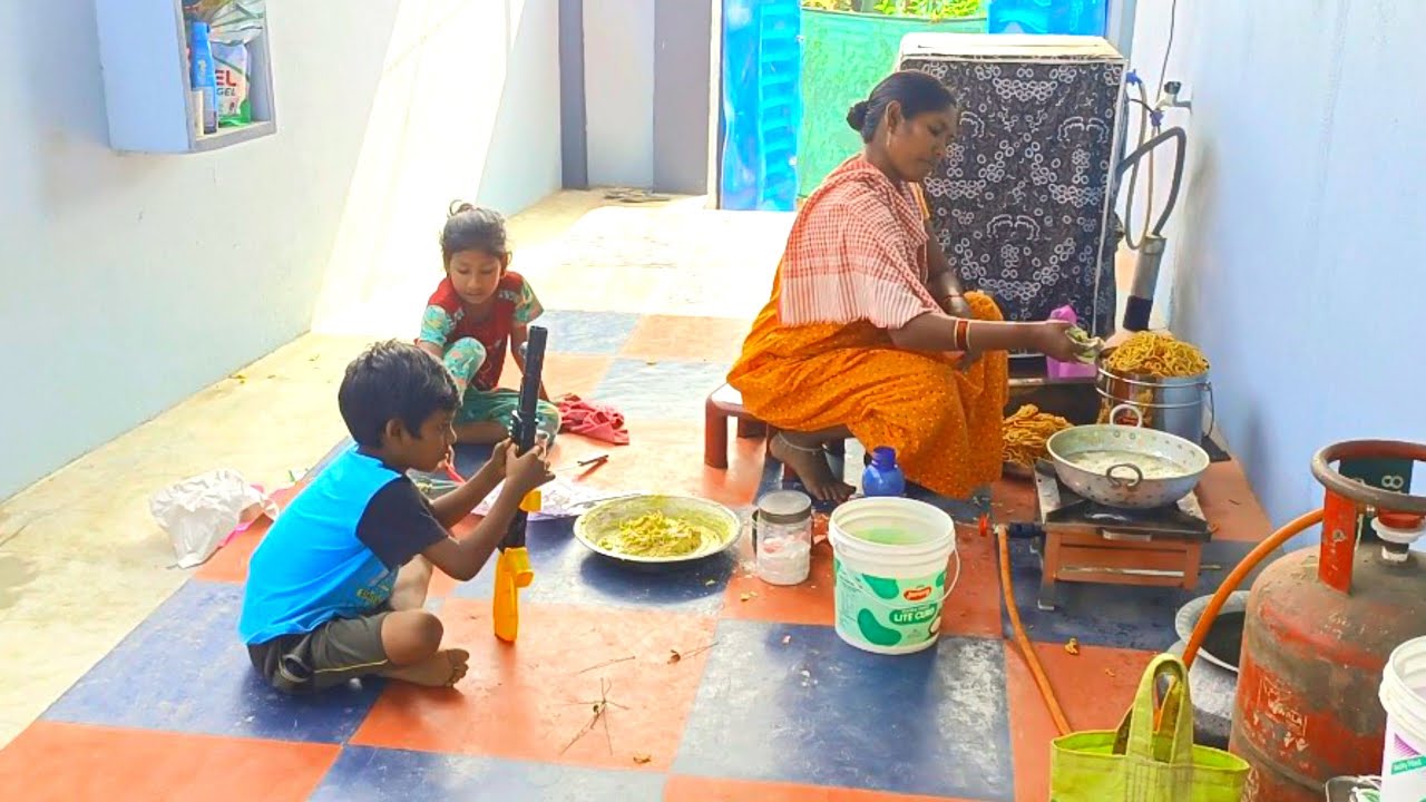 నిన్న మొదలు పెట్టిన పిండి వంటలు ఈ రోజుతో పూర్తి చేసాను😊😊
