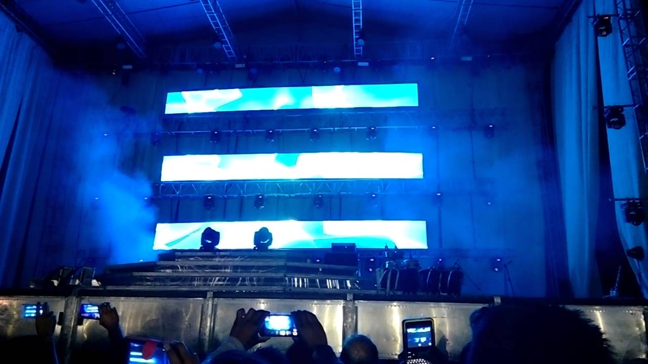PRESENTACION Y LA BANDA DEL CARRO ROJO  LOS TIGRES DEL NORTE EN CELAYA 25 04 2015