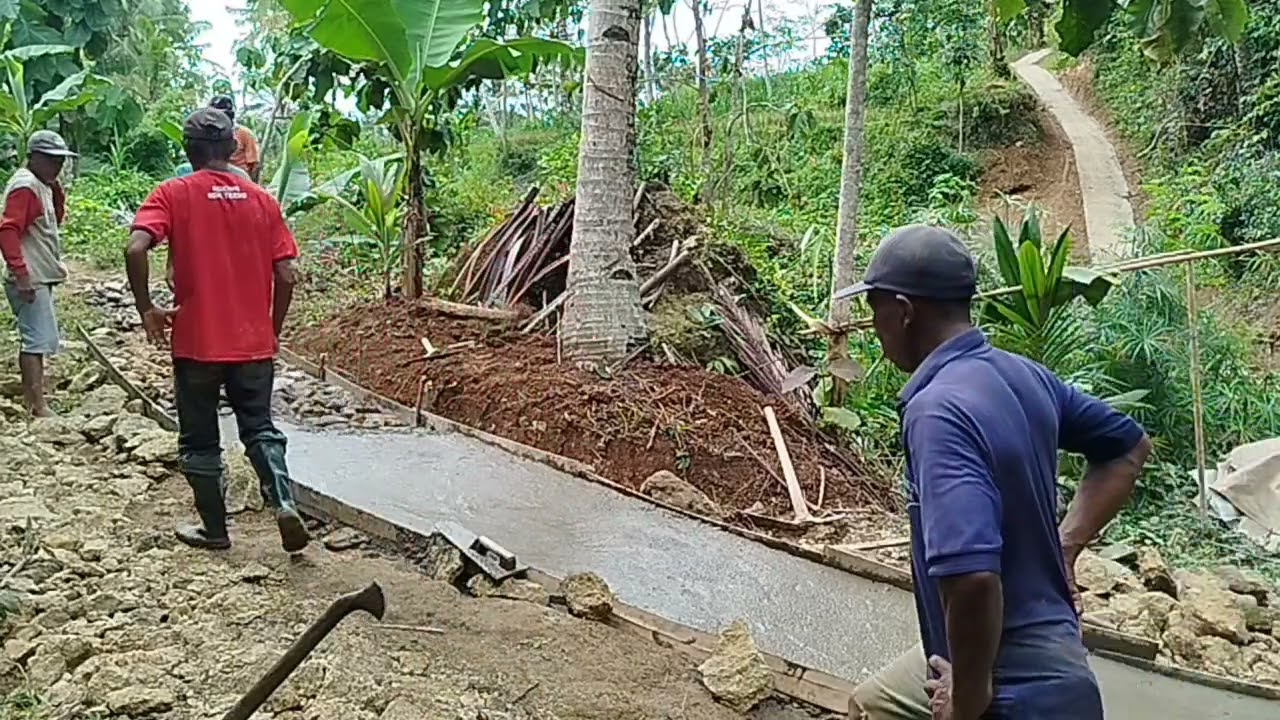 Kerja bakti ngecor jalan penghubung 2 desa yang ramai di lalui orang