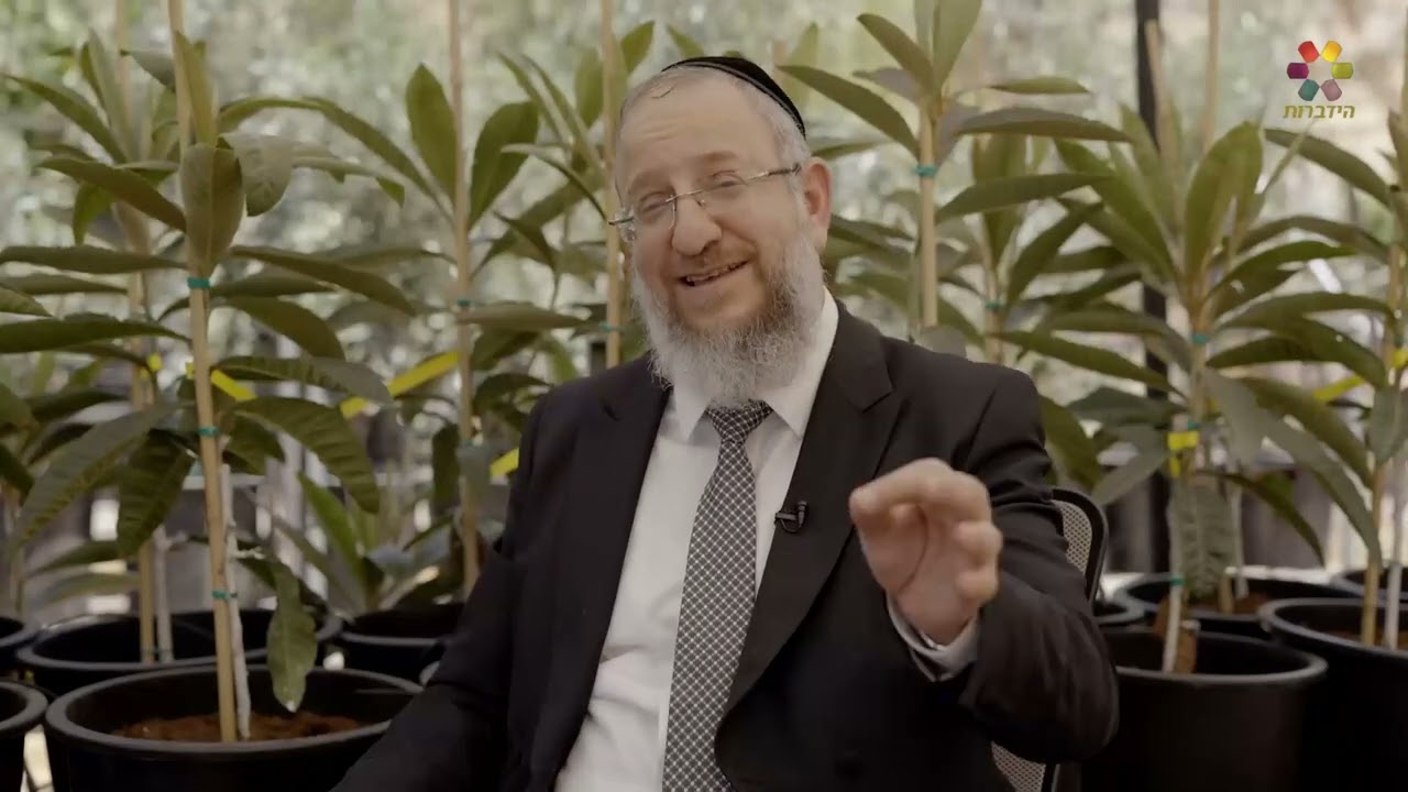 משתלת יערים הכשרה אריאל פוקס שמיטה 2.גיבורי כוח הרב ירון אשכנזי בשיחה עם החקלאי אריאל לקראת השמיטה