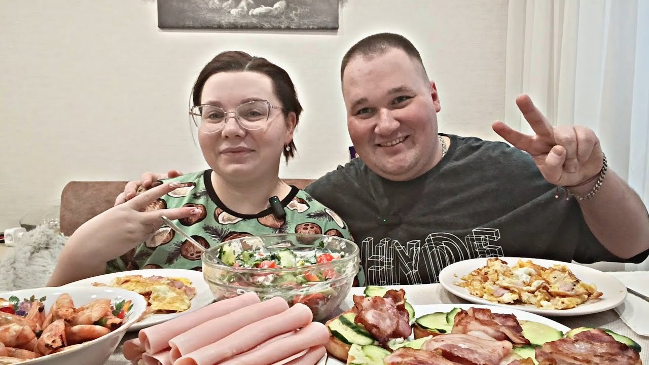 МУКБАНГ БРУСКЕТТА с беконом, креветки / ОБЖОР овощной салат и рулетики с ветчиной / MUKBANG ASMR