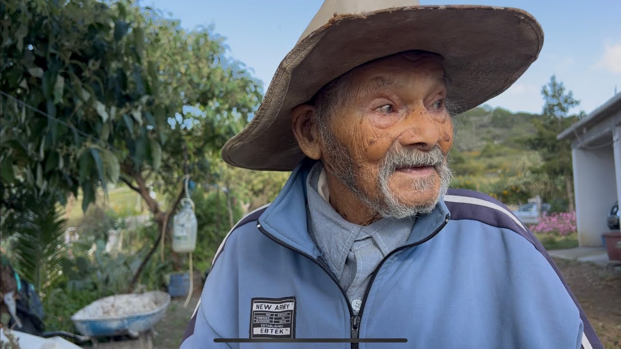 El señor de los 103 años camina y come frijoles
