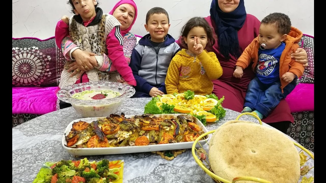 مائدة غذاء بالسمك و بعض السلطات مع حماتي ( الجزء الاول )