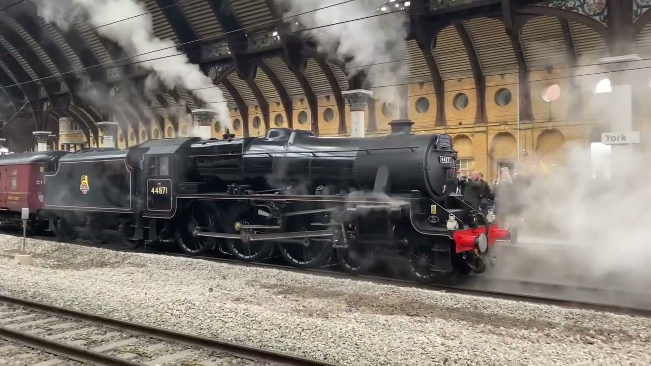 Christmas charter’s begin!! 44871 + 60007 Sir Nigel Gresley head to York! 15/10/25