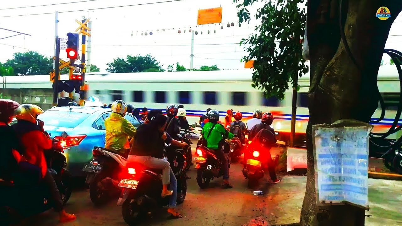 HIGHSPEED ! Sepur Balap Pintu Perlintasan Kereta Api KRL Indoporlen