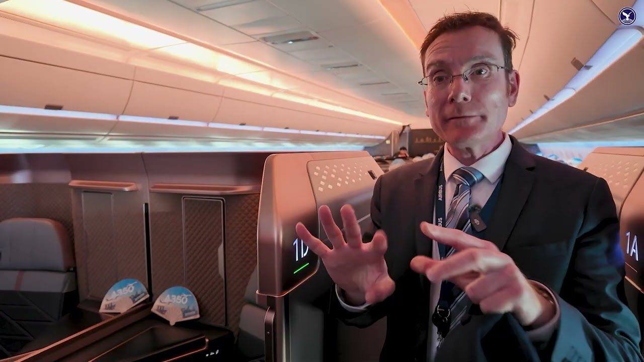 Эксклюзивный взгляд изнутри самолета Airbus A350 авиакомпании STARLUX Airlines на статической экс...