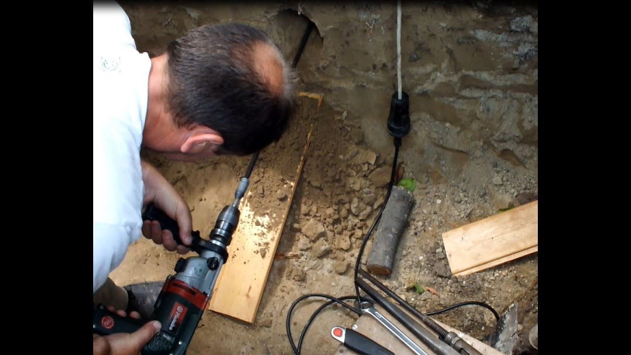 Level ground drilling with a drilling machine. /FÖLDFÚRÁS VÍZSZINTESEN FÚRÓGÉPPEL/