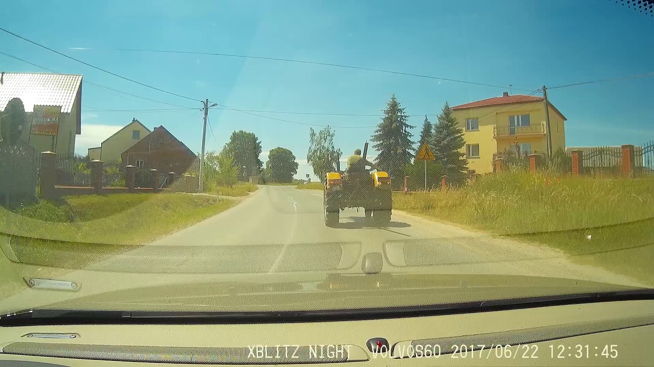Dziura w drodze, brak oznakowania oraz traktorzysta z zgubionym 