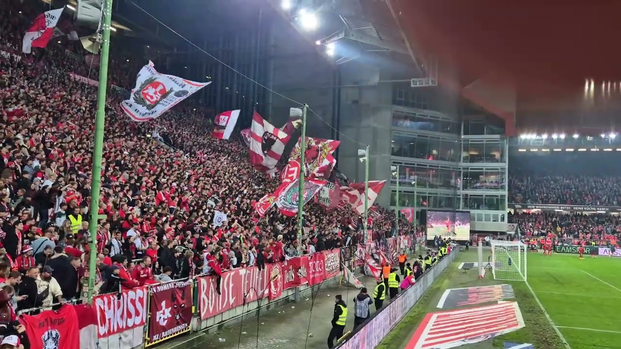 1. FC Kaiserslautern vs. Paderborn. Westkurve während dem Spiel und Tor zum 2:0 am 19.10.24