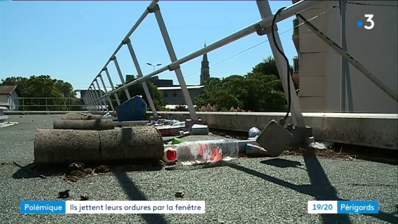 Des poubelles jetées par les fenêtres