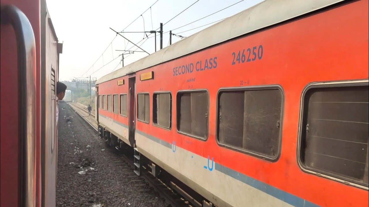 Akele loop line pe khari hai Anand vihar Ghazipur city express koi signal nhi 
