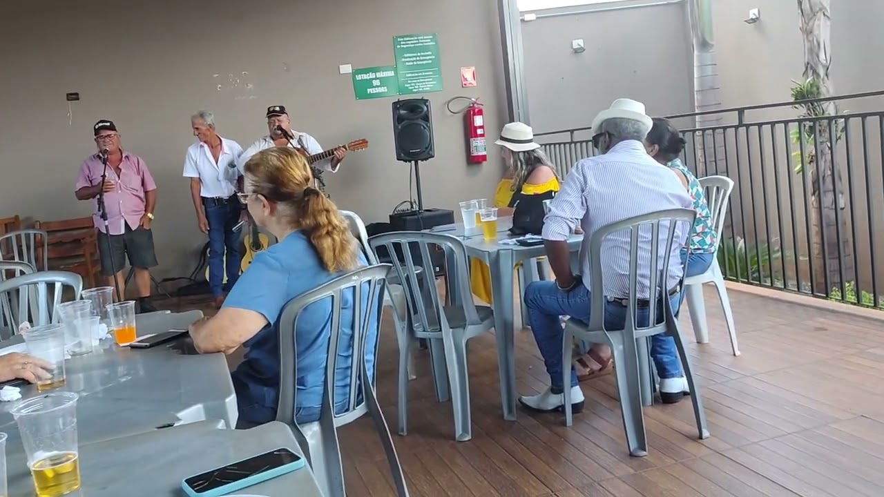 Jorge e Denis cantando uma moda