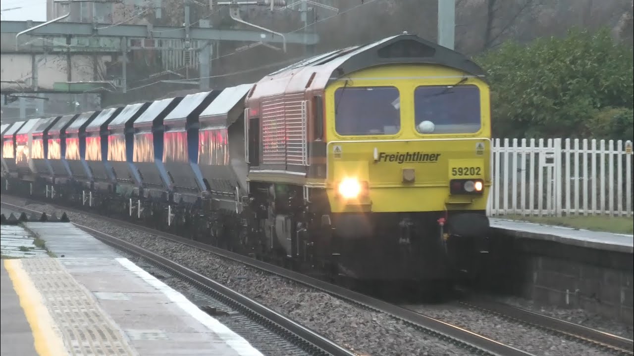Could This Be One Of The Longest Trains In The UK?….. 59202 Passes Newbury Racecourse 
