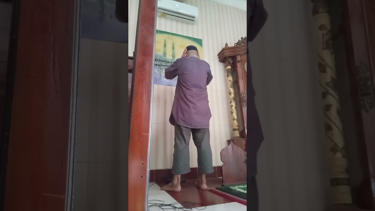 Adzan dzuhur di mesjid al Ikhwan kompleks pasar lama mandonga kendari Sulawesi tenggara