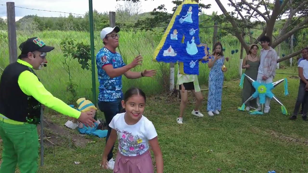 ROMPIENDO LA PIÑATA 11