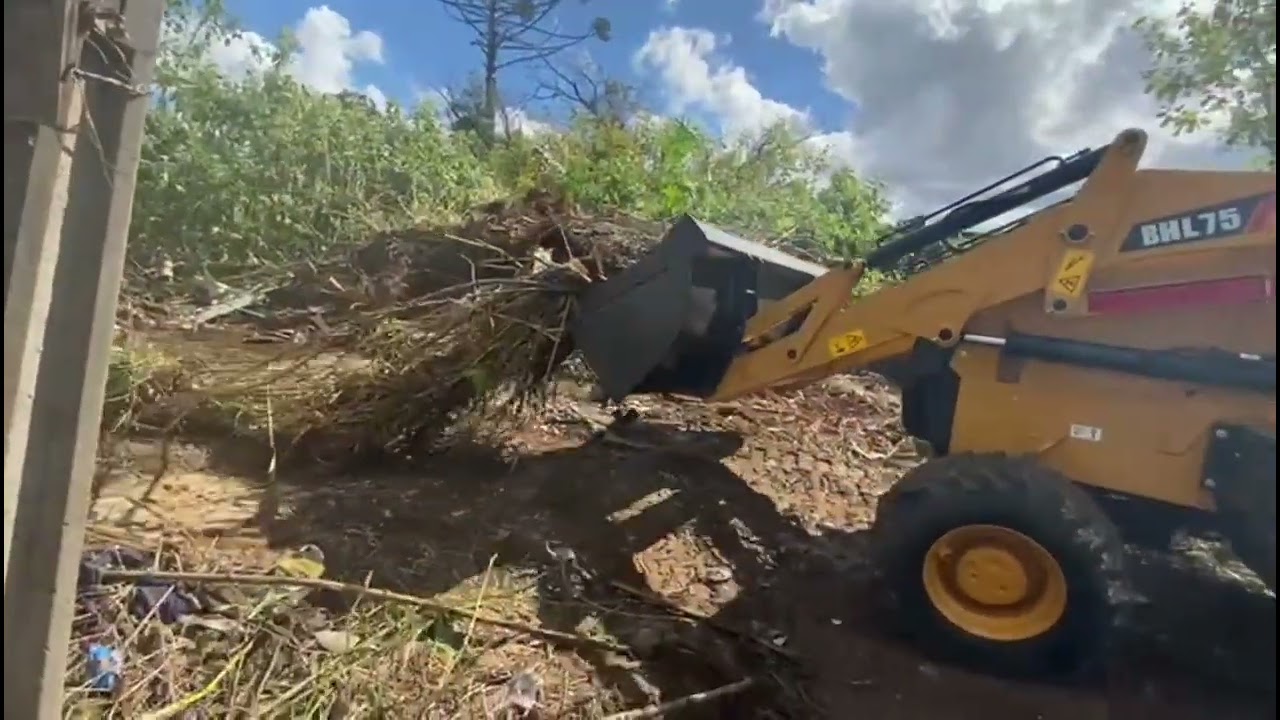 Primeira terraplanagem da retroescavadeira sany nova