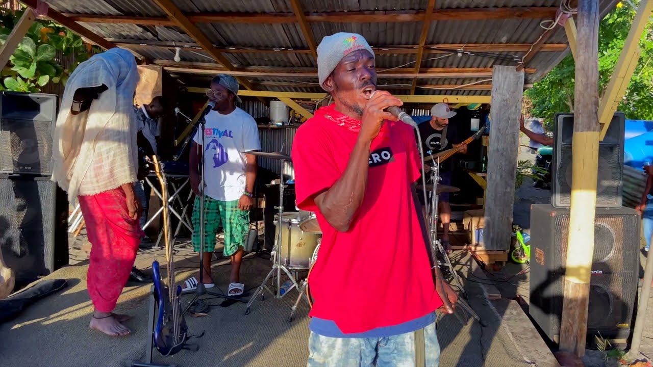 Caribbean Band am Strand der Karibik Insel Dominica