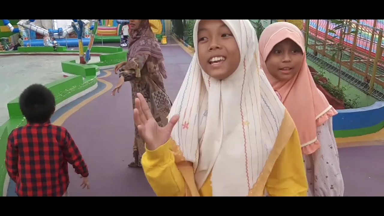 Bermain Wahana Viral Srodotan Donat Di Cibubur Garden Eat And Play