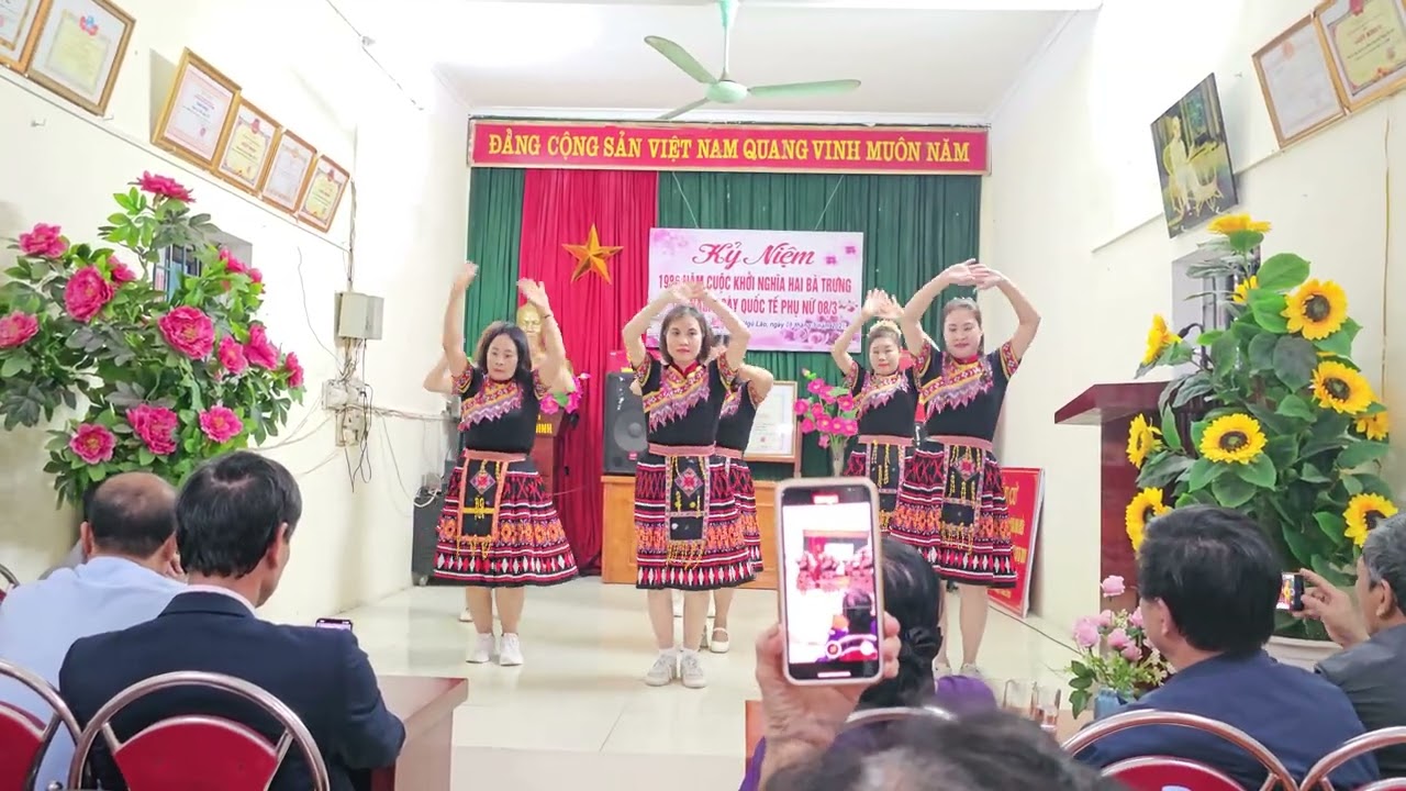 Thôn Phạm Ngũ Lão Chi hội phụ nữ múa chào mừng ngày 08/3/2026