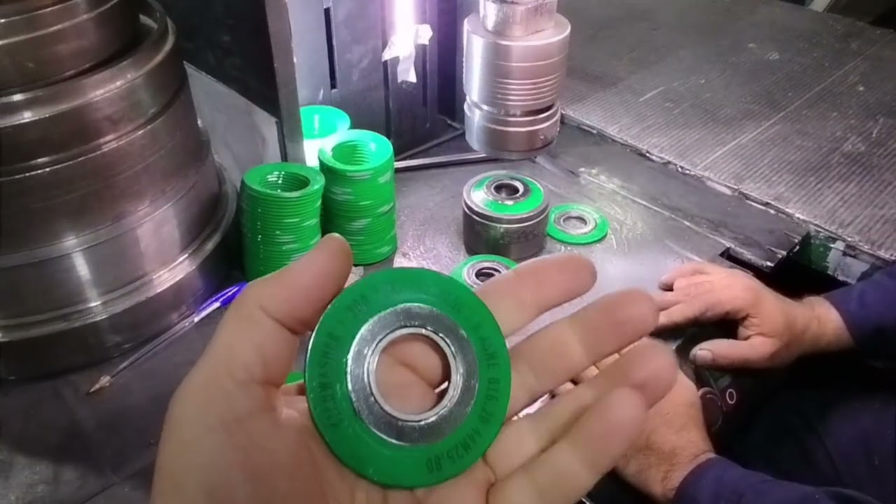 Spiral gasket assembly using hydraulic press method