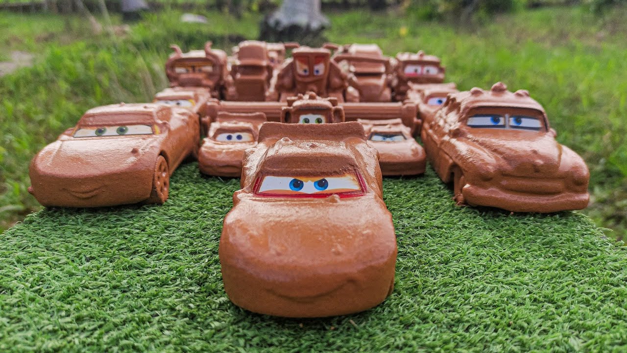 Clean up muddy minicars & disney pixar cars convoy! Play in the garden