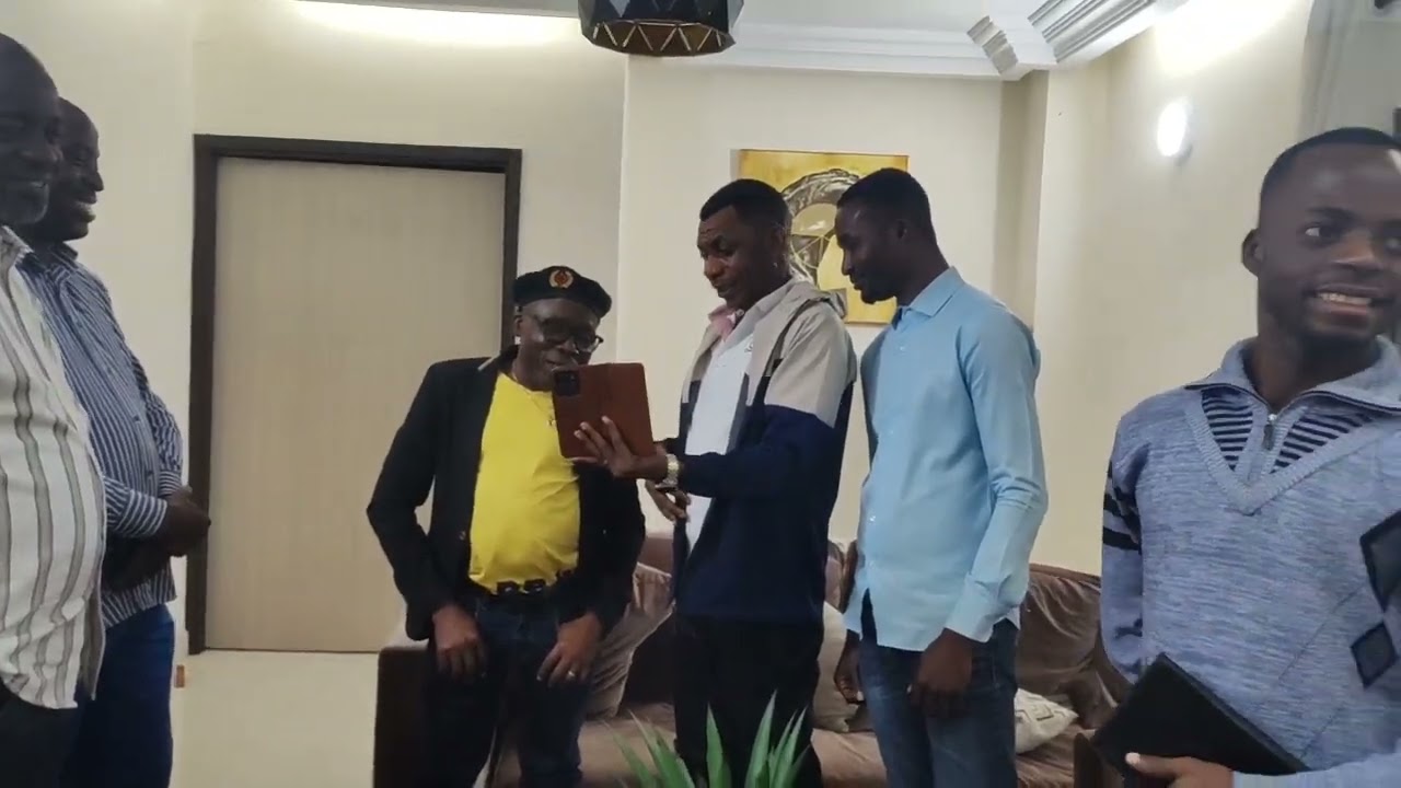Visite de l'humoriste Gohou Michel à l'apôtre Gedeon Katende (pour la campagne).