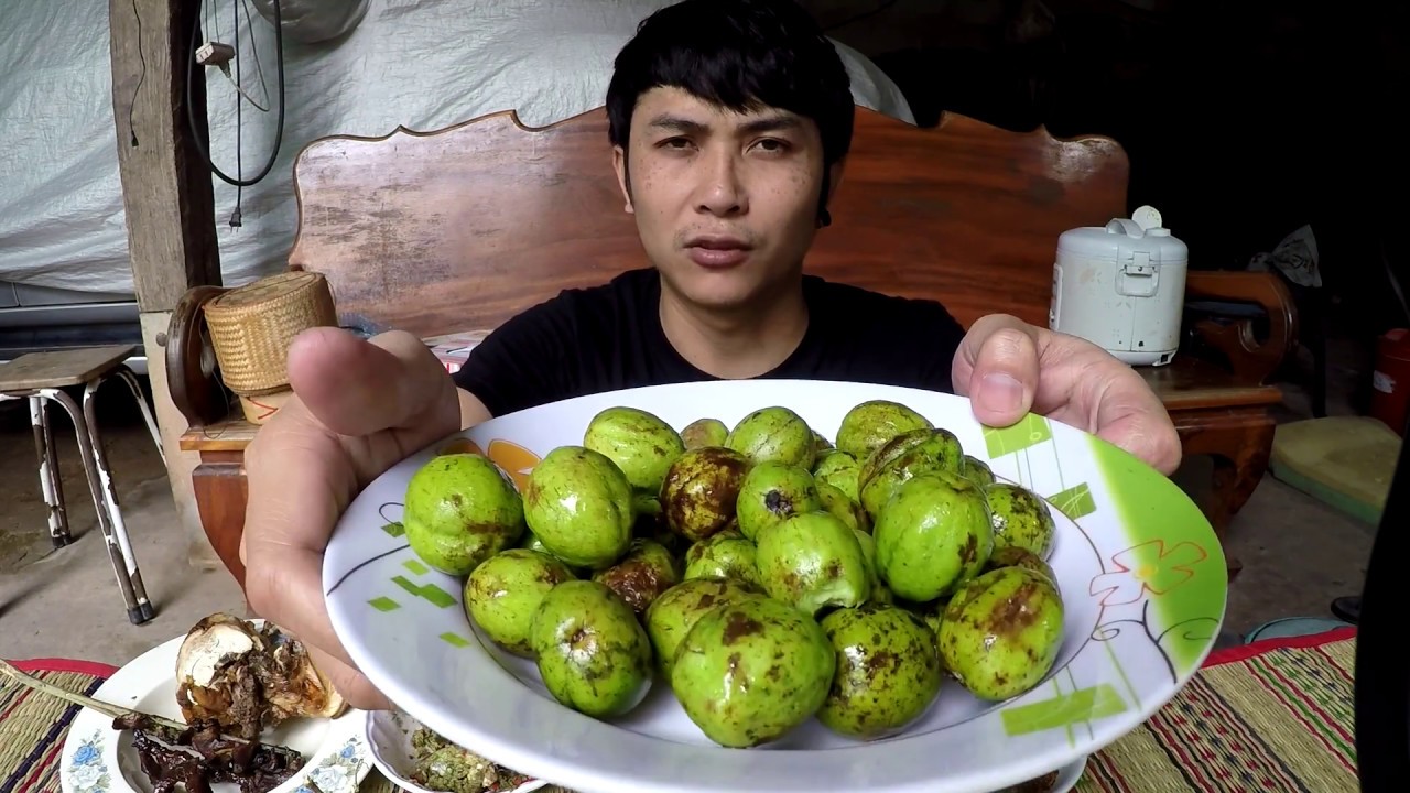 ฉีกปลาแดกกับหมากส้มมอ