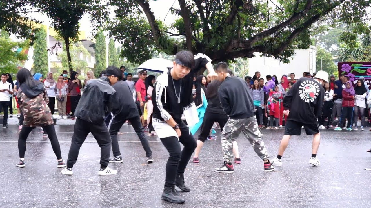 BTS (방탄소년단) 'MIC Drop (Steve Aoki Remix)' -KPOP IN PUBLIC RAIN CHALLENGE(INDONESIA)