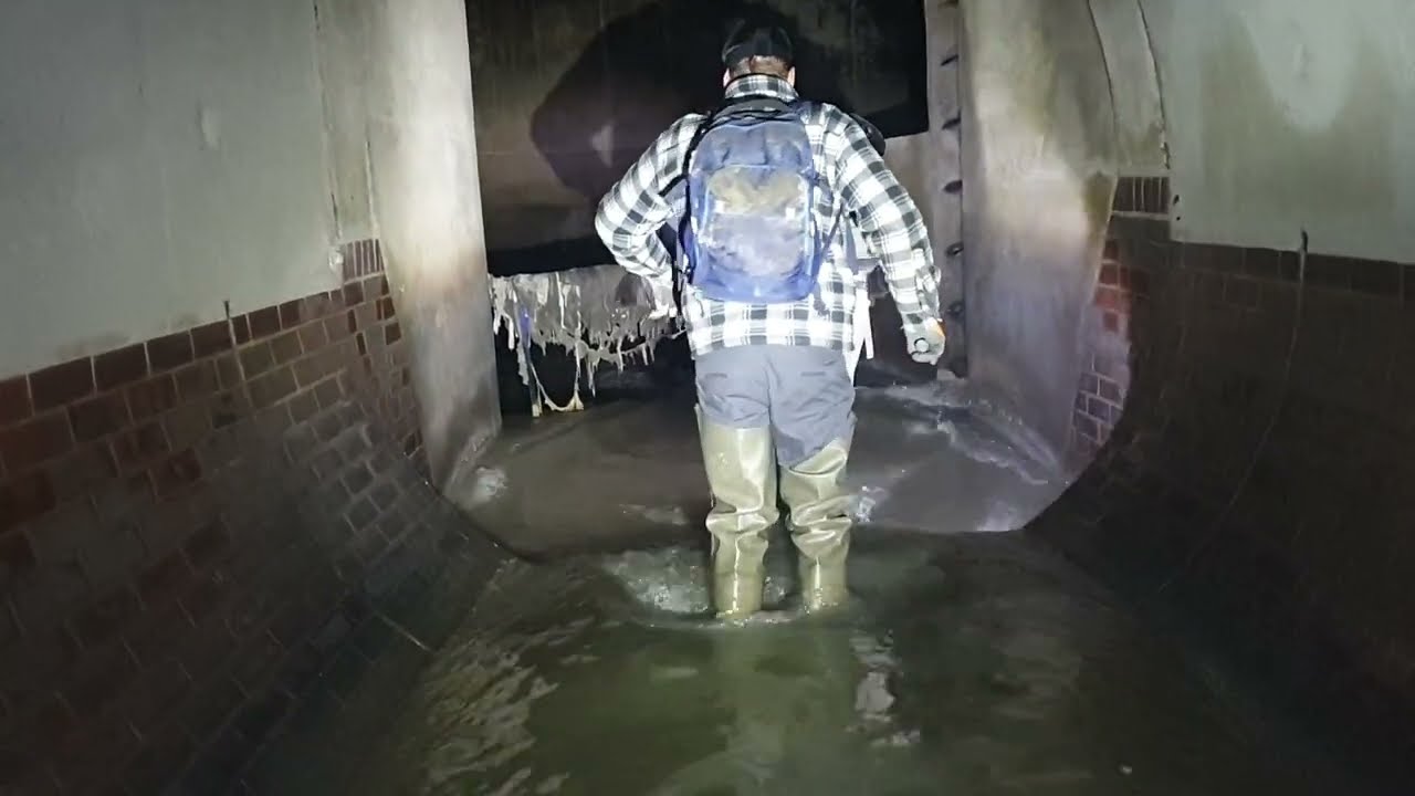 Active Sewer - Part 2 - Kanalisation - grosser Abwasserkanal unter Grossstadt - Düker Gänge - Becken