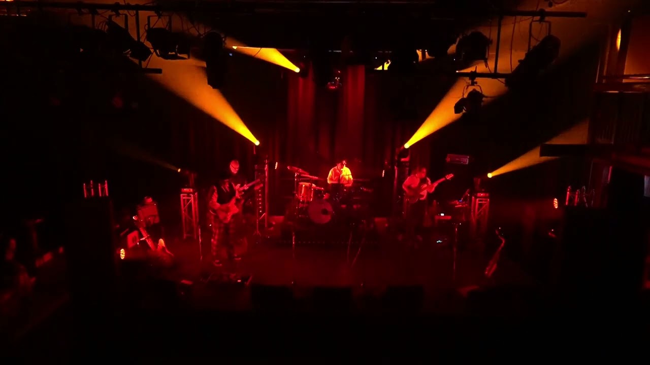01 Groove is in the heart Intro