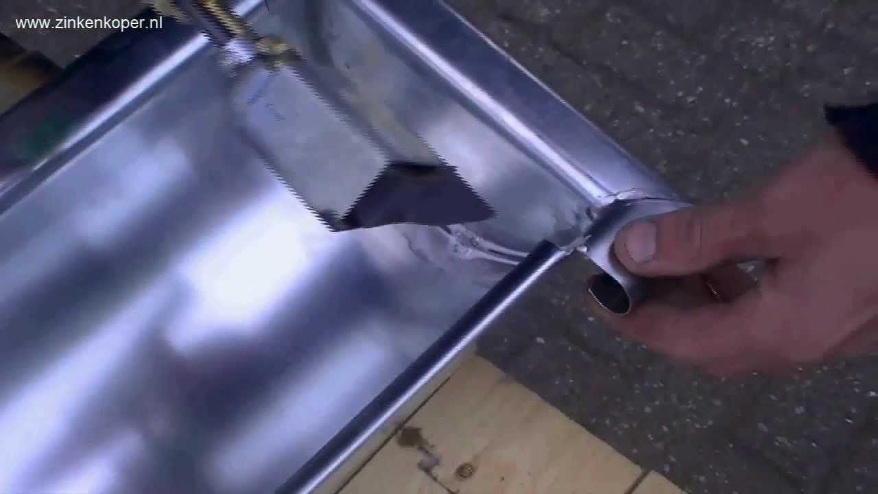 zinken vlakke kopschot solderen in een zinken mastgoot