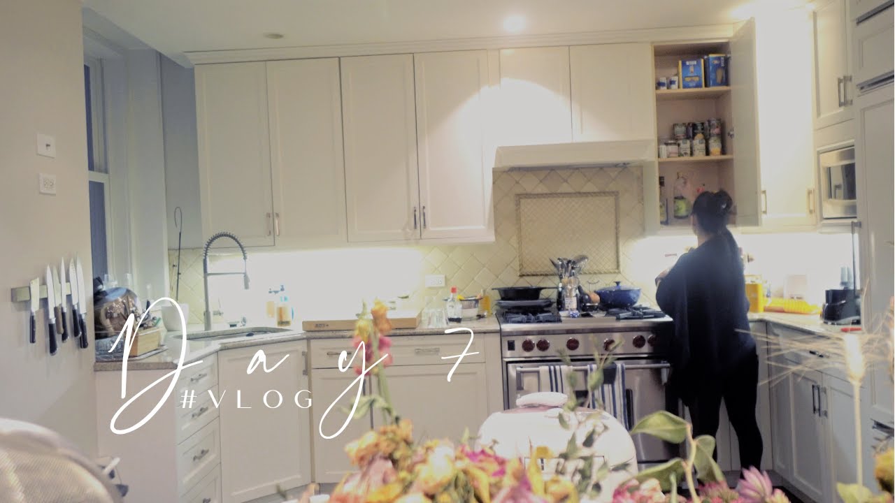#VLOGMAS: Day 7 - Bake muffins with me and what I ate in a day as a vegan