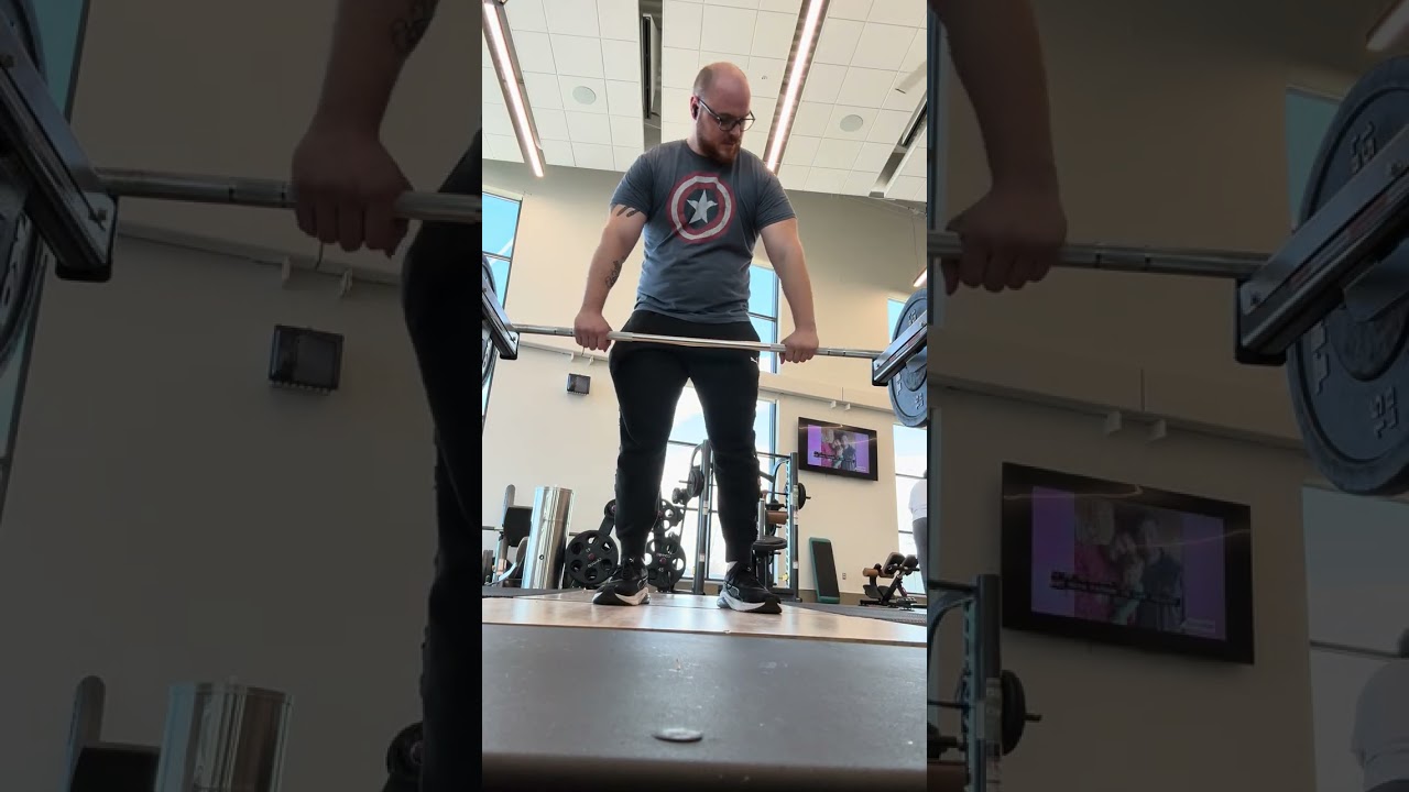 Shoulder workout bar shoulder shrugs #hustleandmotivate #nevergiveup #youvsyou #trustingod #gym 