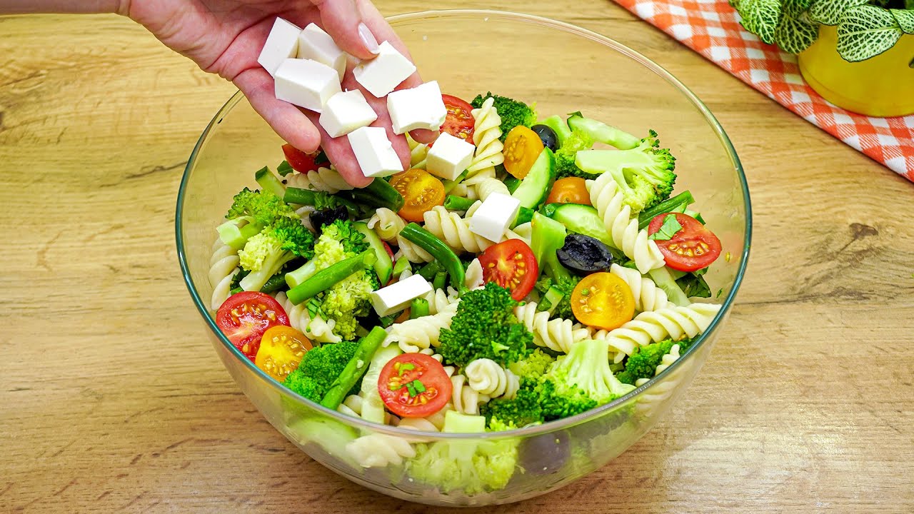 Мало кто знает этот рецепт! Вкусный и сытный салат из недорогих ингредиентов.