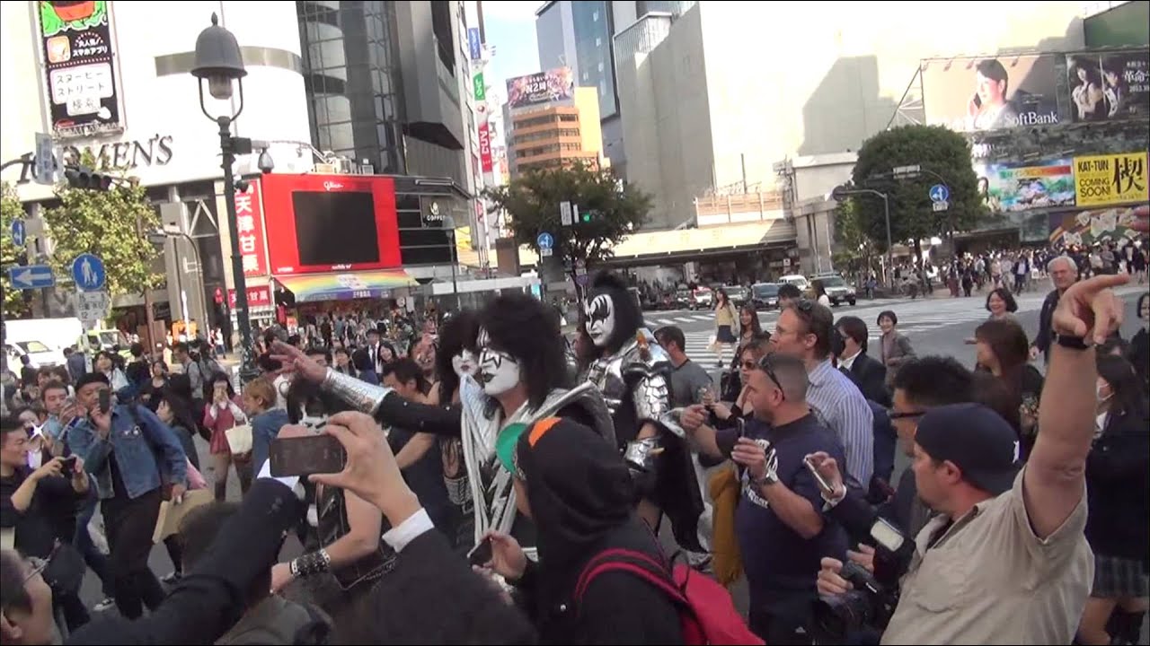 KISSONLINE EXCLUSIVE: KISS walks through Shibuya - Tokyo