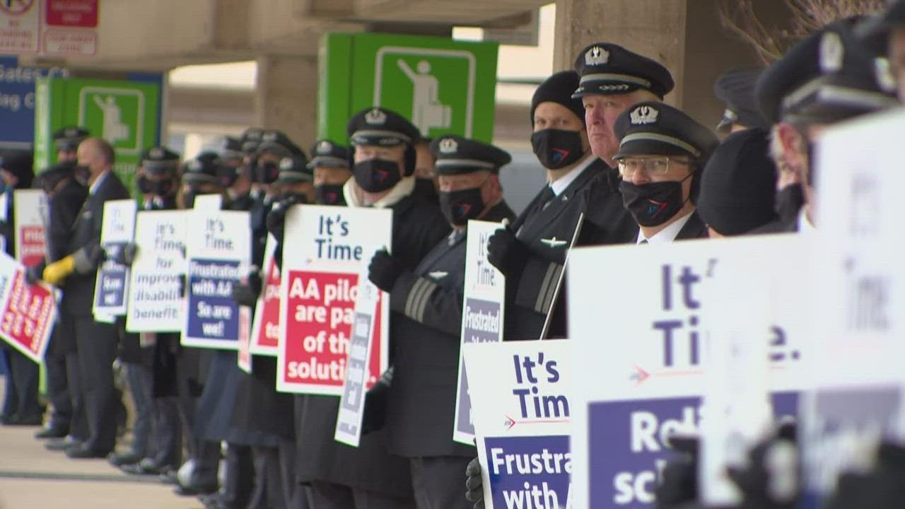 American Airlines reports net loss of $2 billion in 2021; pilots picket over scheduling issues