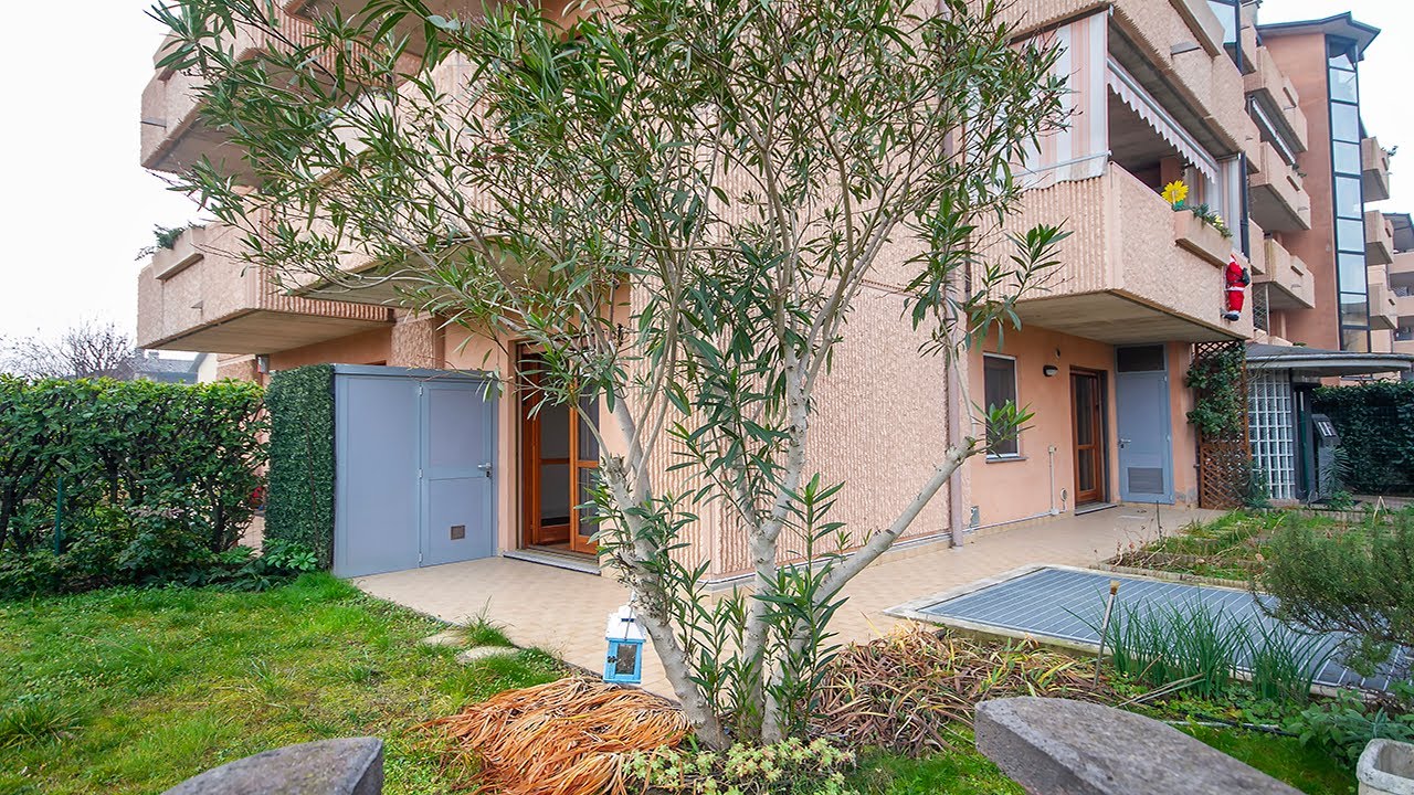 CURNO: BILOCALE CON GIARDINO CANTINA E BOX IN VENDITA